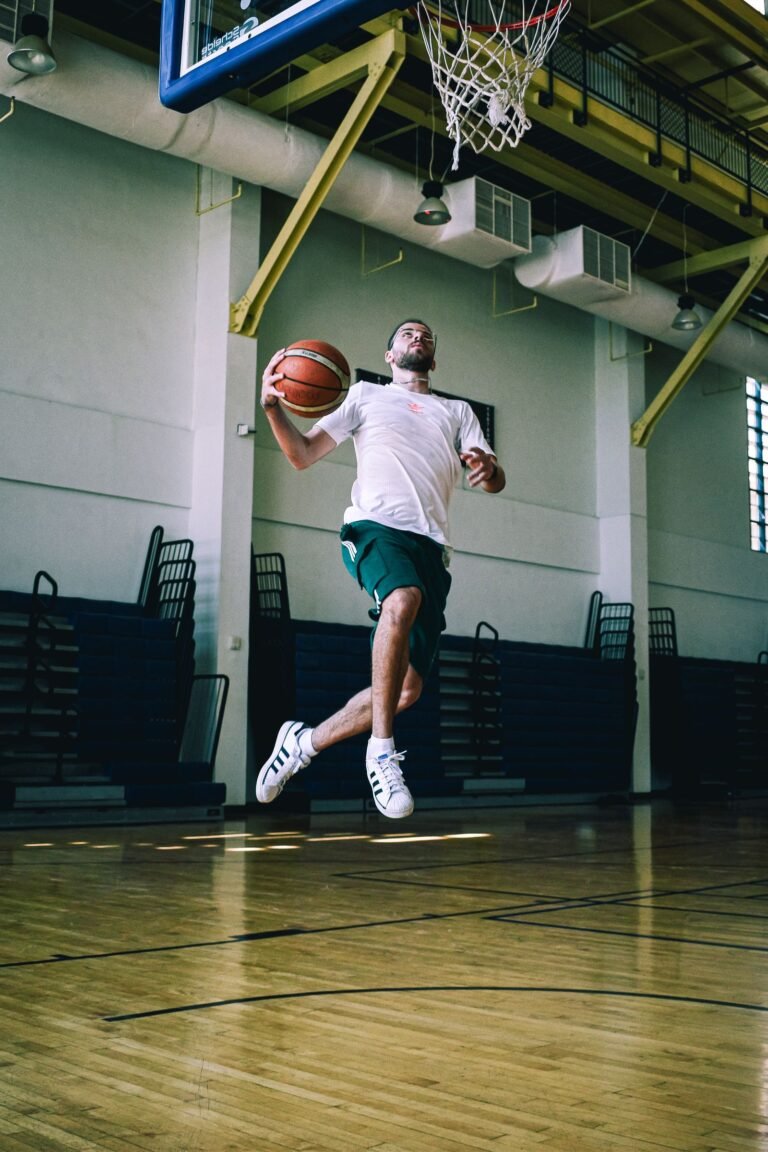 Basketballer springt naar de basket