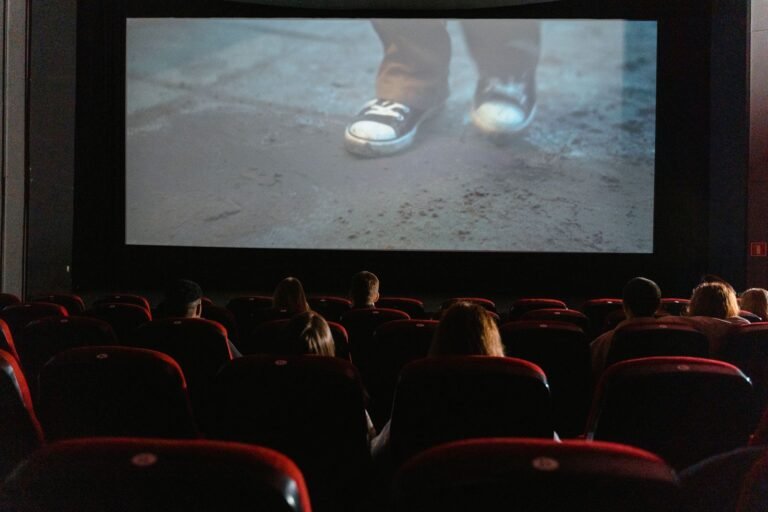 Bezoekers kijken samen naar een film in de bioscoop